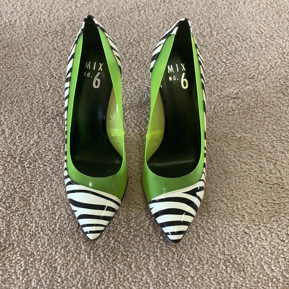 Selling these brand new pumps from DSW. Without box